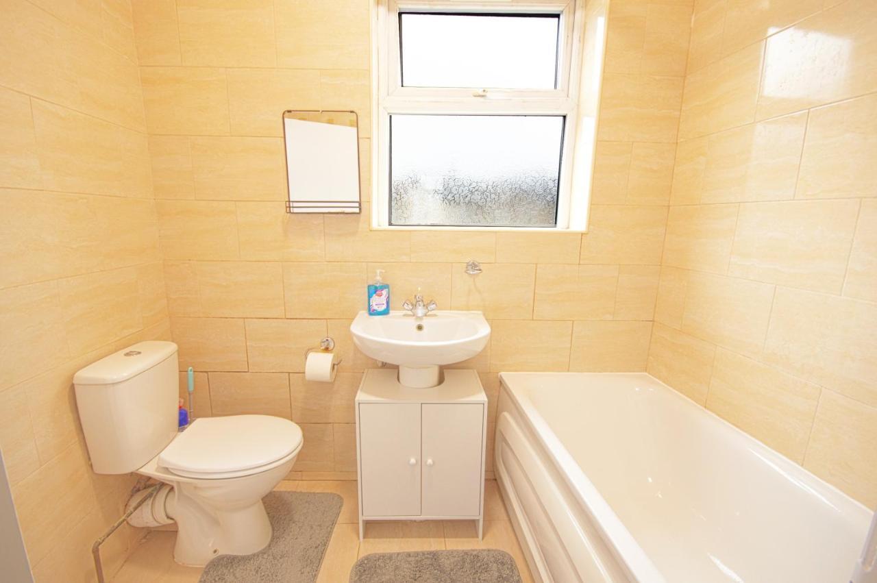 Cosy Family Home W/Wi-Fi, Parking, Self Check-In لندن المظهر الخارجي الصورة