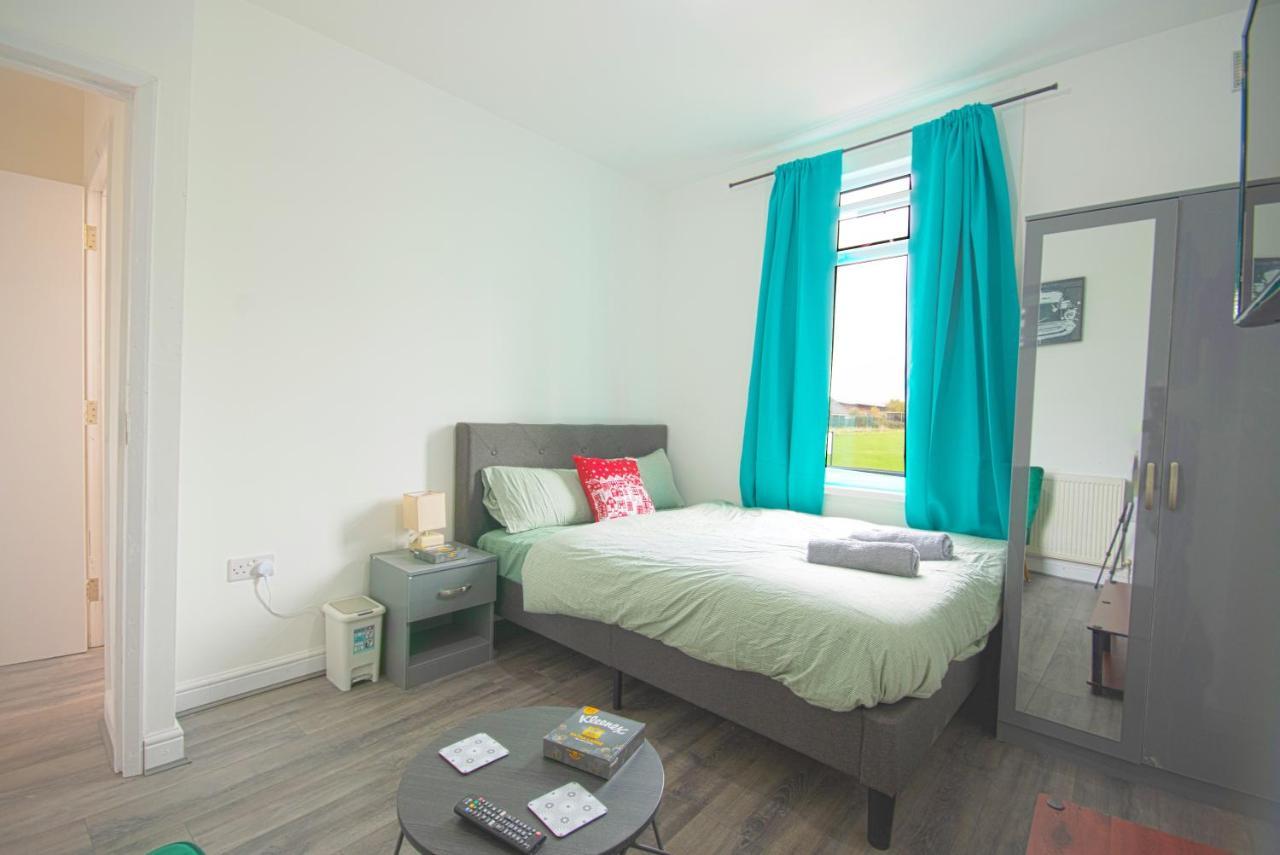 Cosy Family Home W/Wi-Fi, Parking, Self Check-In لندن المظهر الخارجي الصورة