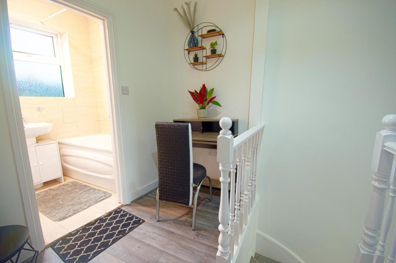 Cosy Family Home W/Wi-Fi, Parking, Self Check-In لندن المظهر الخارجي الصورة