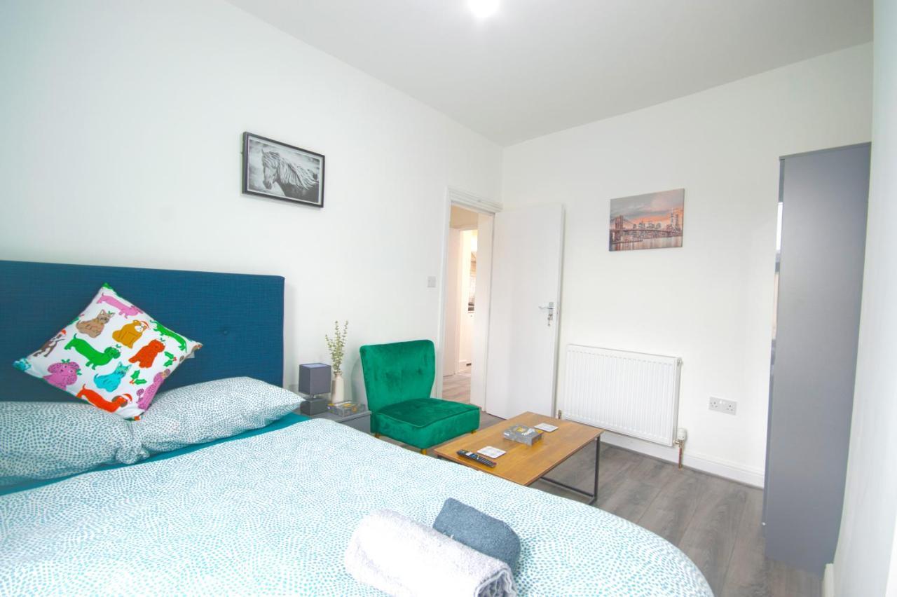 Cosy Family Home W/Wi-Fi, Parking, Self Check-In لندن المظهر الخارجي الصورة