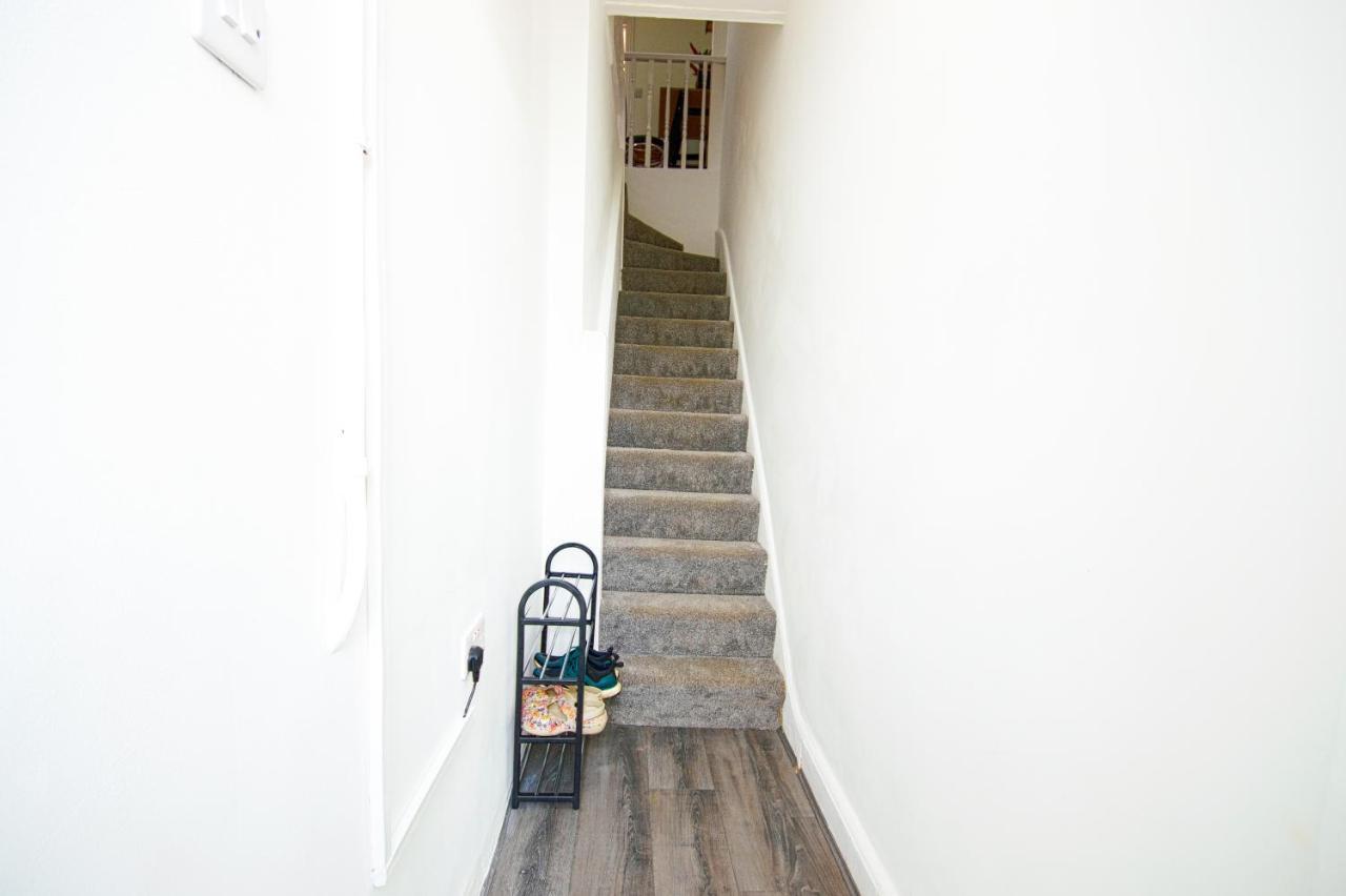 Cosy Family Home W/Wi-Fi, Parking, Self Check-In لندن المظهر الخارجي الصورة