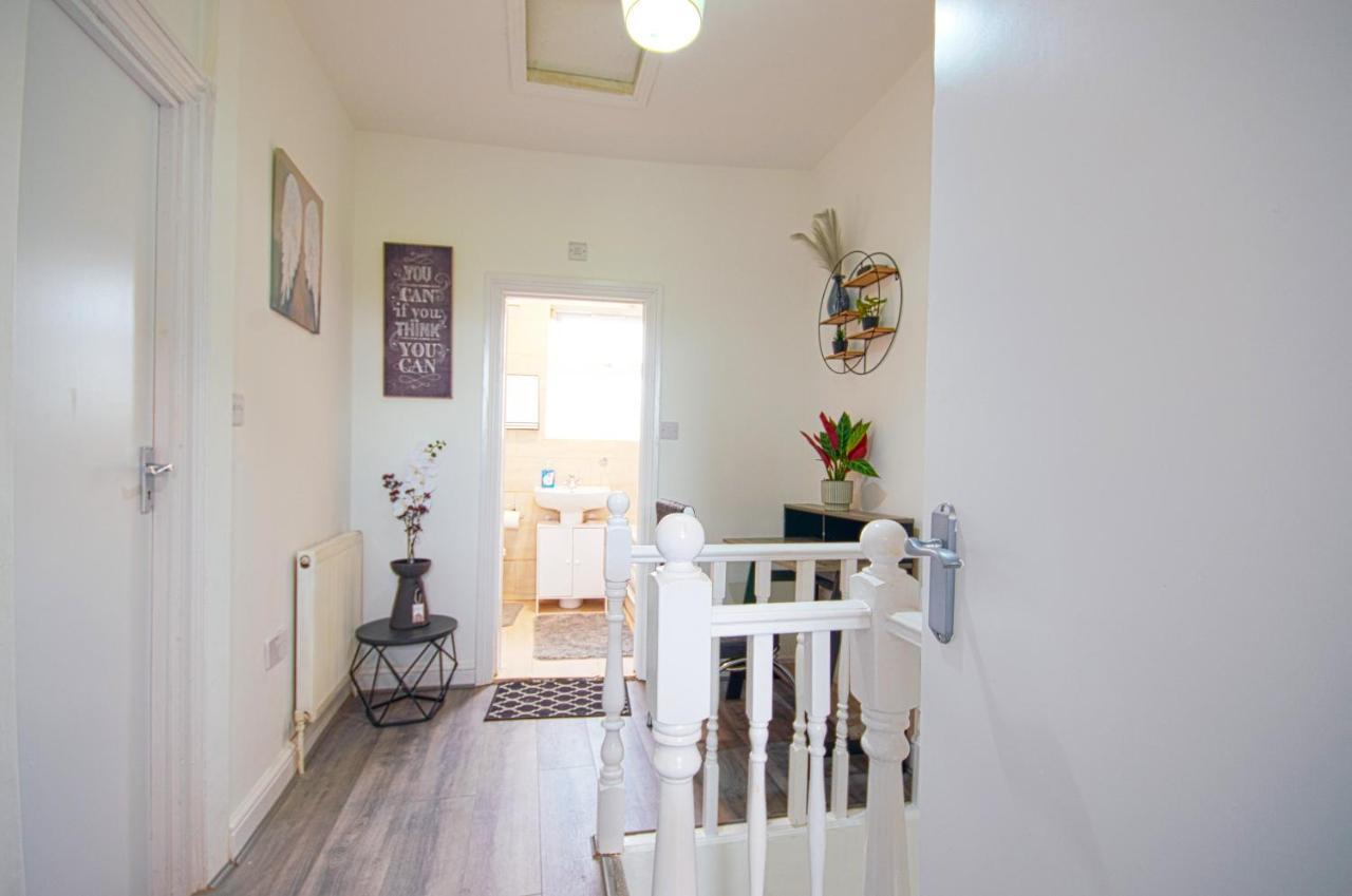 Cosy Family Home W/Wi-Fi, Parking, Self Check-In لندن المظهر الخارجي الصورة
