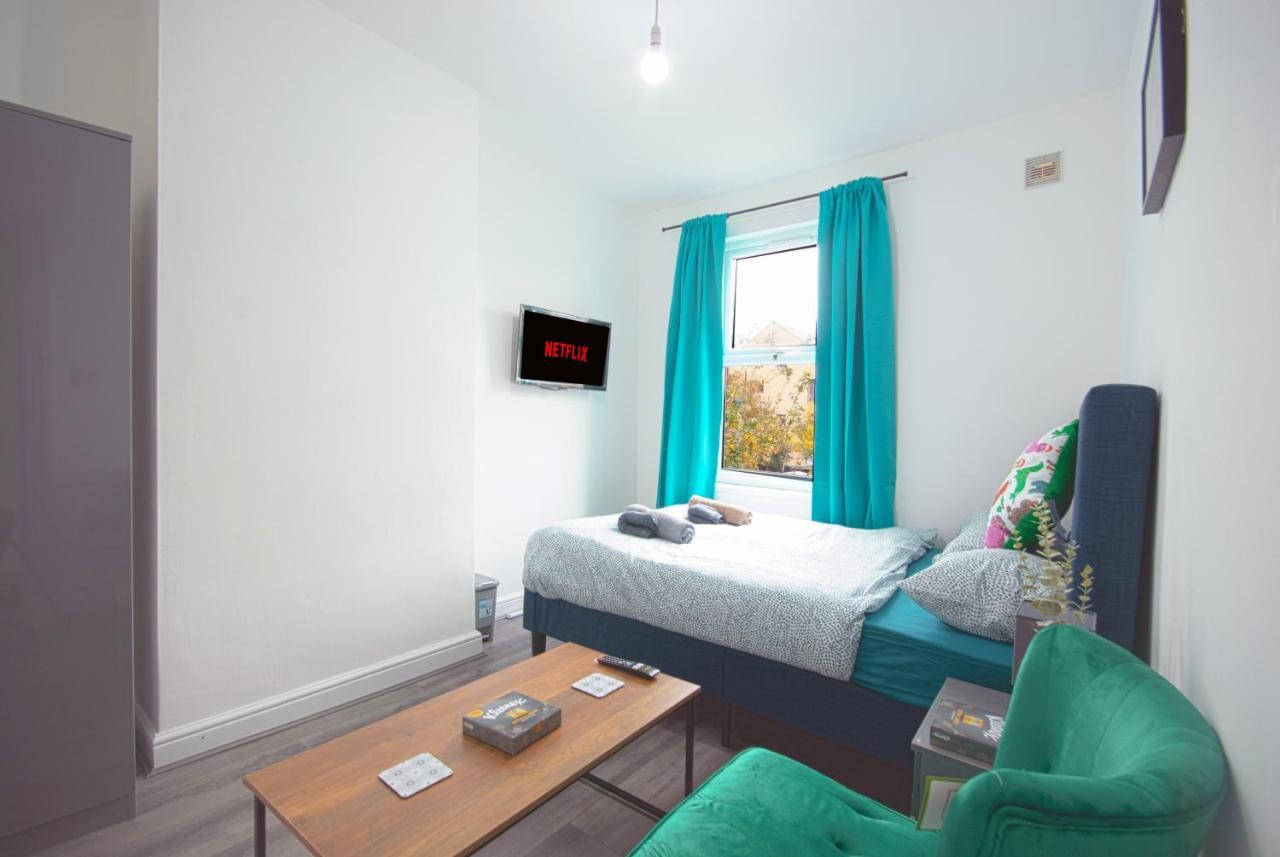 Cosy Family Home W/Wi-Fi, Parking, Self Check-In لندن المظهر الخارجي الصورة